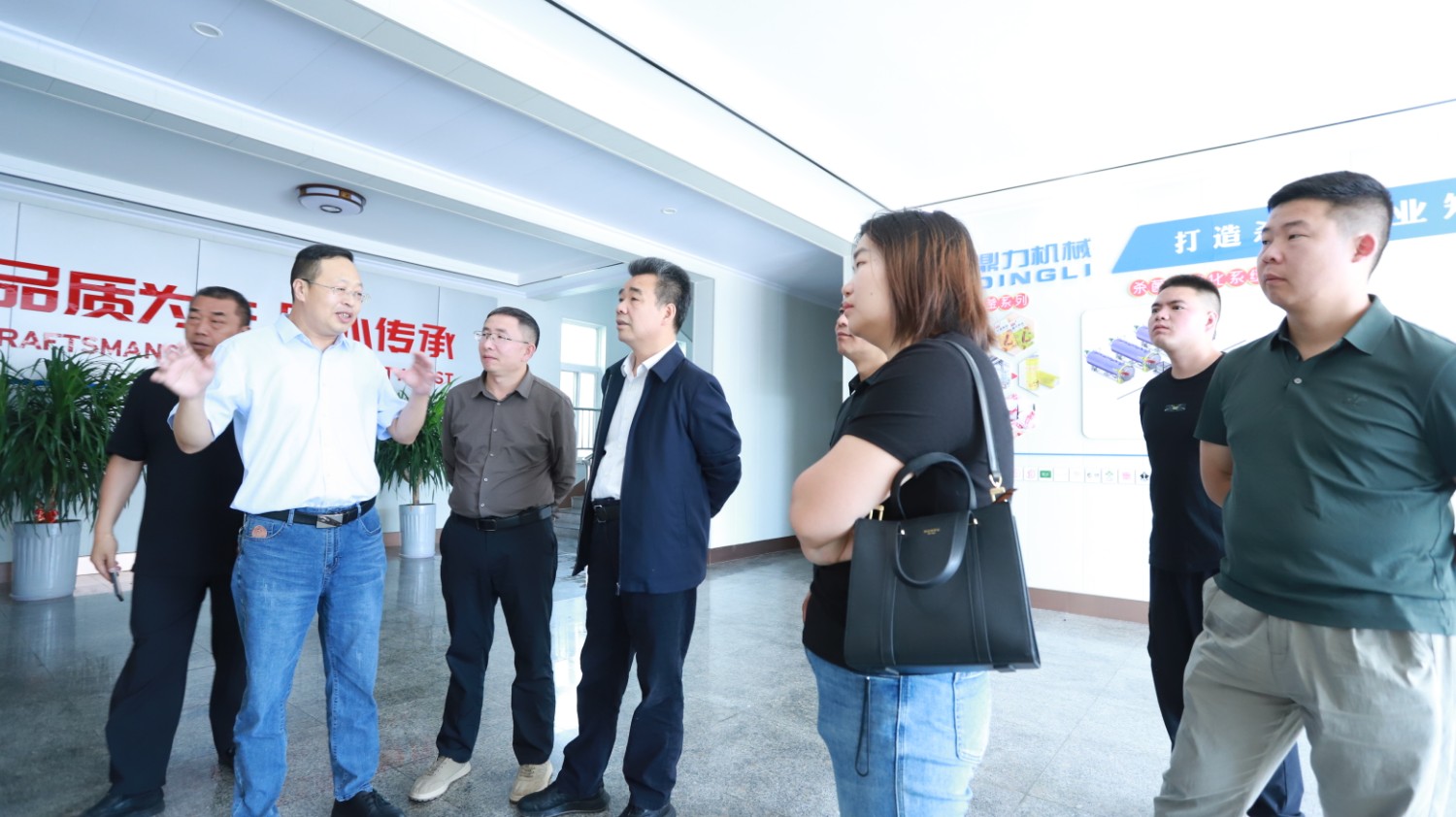 貴州省農(nóng)業(yè)廳領(lǐng)導(dǎo)專(zhuān)家及企業(yè)家來(lái)我公司共同探討?zhàn)B殖業(yè)轉(zhuǎn)型發(fā)展之路